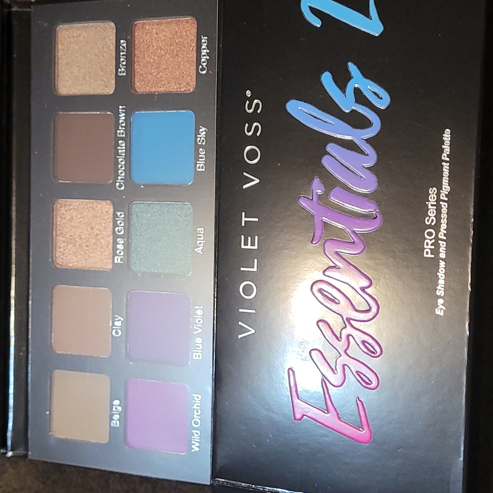Violet Voss Essentials 2 palette